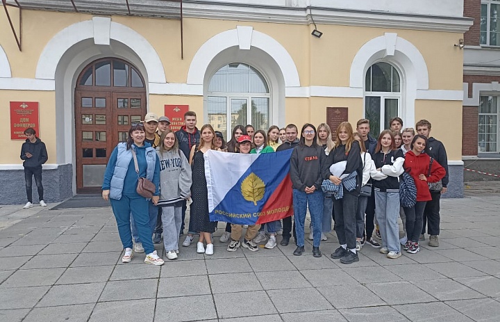 Студенты Новосибирского архитектурно- строительного колледжа, входящие в региональный Российский Союз Молодежи, приняли участие в Параде Российского студенчества.