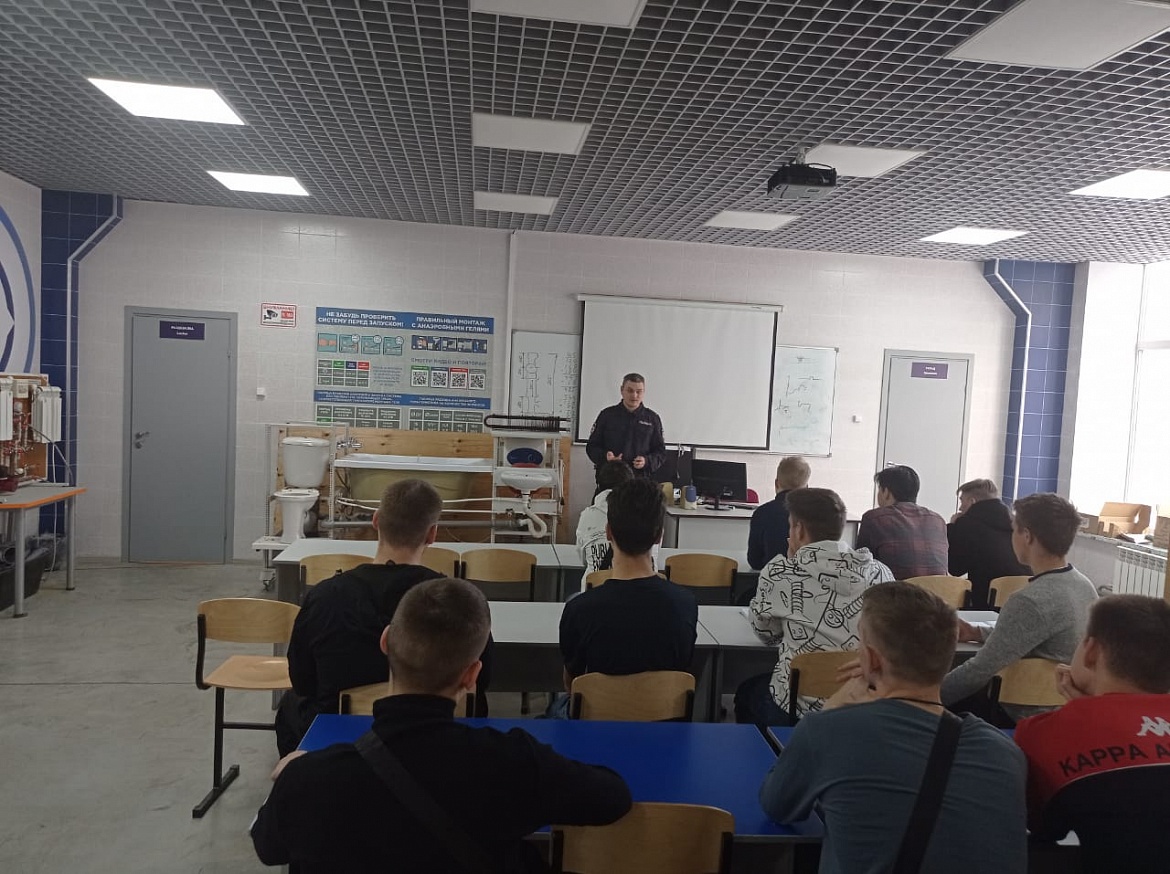 21 ноября в Новосибирском архитектурно-строительном колледже состоялась плановая профилактическая встреча несовершеннолетних обучающихся с участковым инспектором.