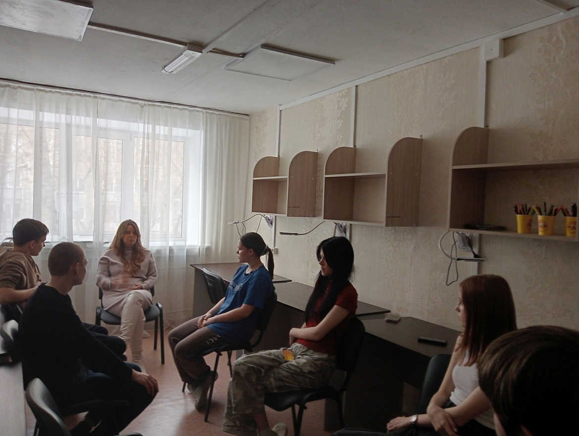 Специалист центра психолого-педагогической помощи молодежи «Прометей» - педагог-психолог Линкевич Дина Владимировна, провела занятие с группой обучающихся
