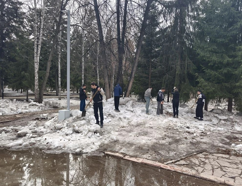 Студенты Новосибирского архитектурно-строительного колледжа приняли участие в акции «Трудовой десант» на Монументе Славы