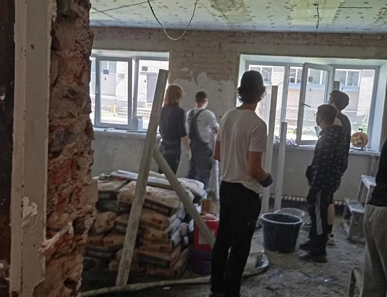 Мы продолжаем наблюдать за успехами группы слушателей — активных студентов, которые проходят подготовку по востребованным строительным профессиям для предстоящей трудовой деятельности.
