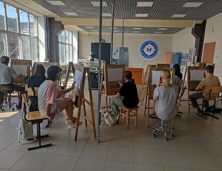 В Новосибирском архитектурно-строительном колледже стартовали летние курсы по рисунку для будущих архитекторов и дизайнеров