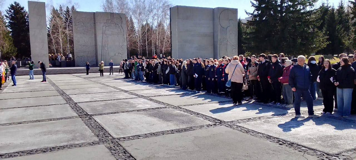 На мемориальном комплексе «Монумент Славы» стартовала Городская акция "Георгиевская ленточка"
