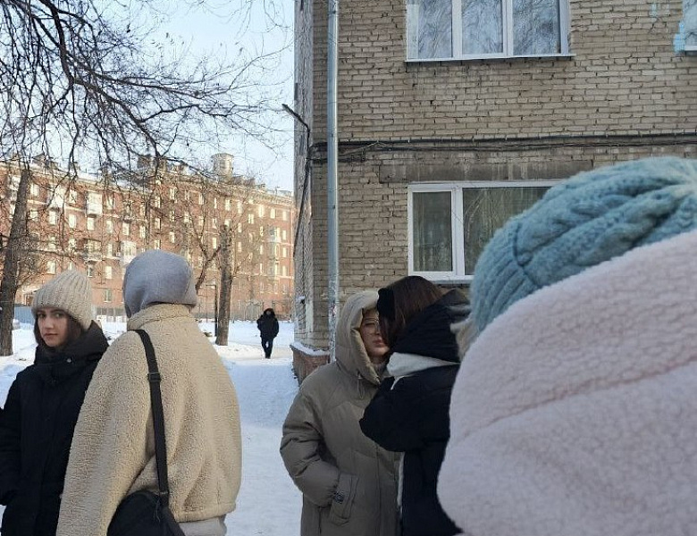Студенты посетили экскурсию по осмотру прилегающей придомовой территории многоквартирного дома