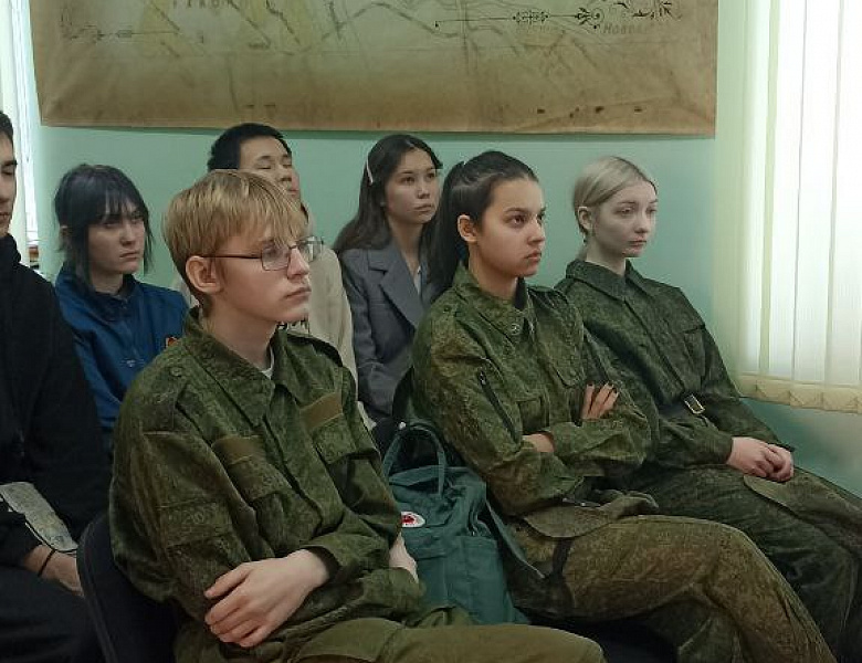 Молодые патриоты прикоснулись к героическому прошлому: экскурсия в Центр истории развития Ленинского района