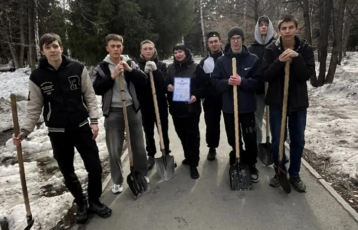 Студенты Новосибирского архитектурно-строительного колледжа приняли участие в акции «Трудовой десант» на Монументе Славы