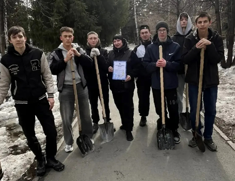 Студенты Новосибирского архитектурно-строительного колледжа приняли участие в акции «Трудовой десант» на Монументе Славы