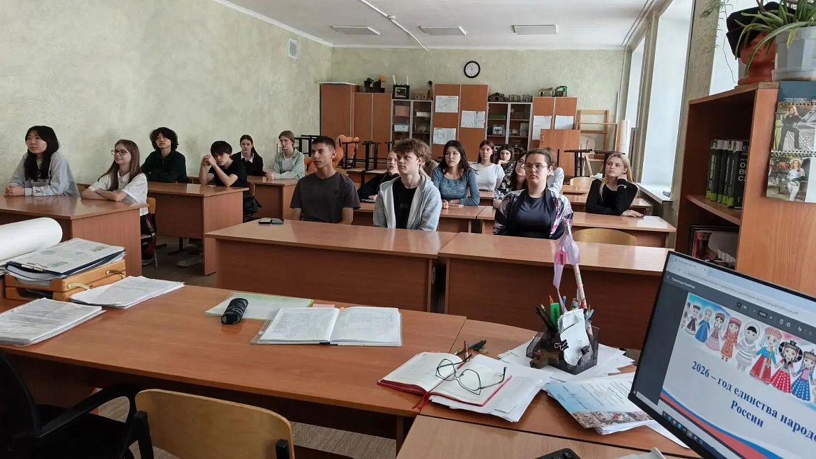 В колледже прошли кураторские часы, посвященные Году народного единства и государственным символам России