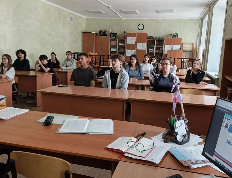 В колледже прошли кураторские часы, посвященные Году народного единства и государственным символам России