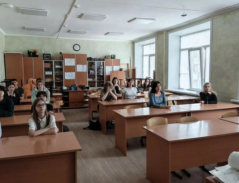 В колледже прошли кураторские часы, посвященные Году народного единства и государственным символам России