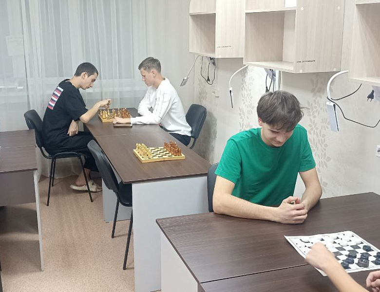 Интеллектуальный поединок первокурсников: шахматно-шашечный турнир в НАСК
