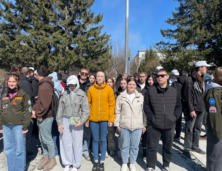 Студенты приняли участие в торжественном старте автопробега, посвященного Международной исторической акции «Диктант Победы» 2025!