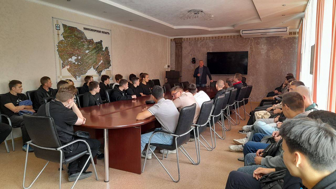 Новосибирский архитектурно-строительный колледж посетил представитель Союза войск ВДВ