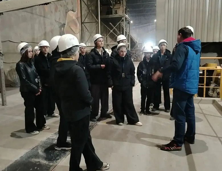   Школьники Новосибирска примерили профессию строителя: девятиклассники посетили завод «Ликолор»