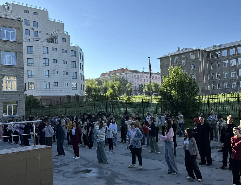 Студенты и амбассадоры «Профессионалитета» зарядили позитивом начало лета на праздничной флешмоб-зарядке