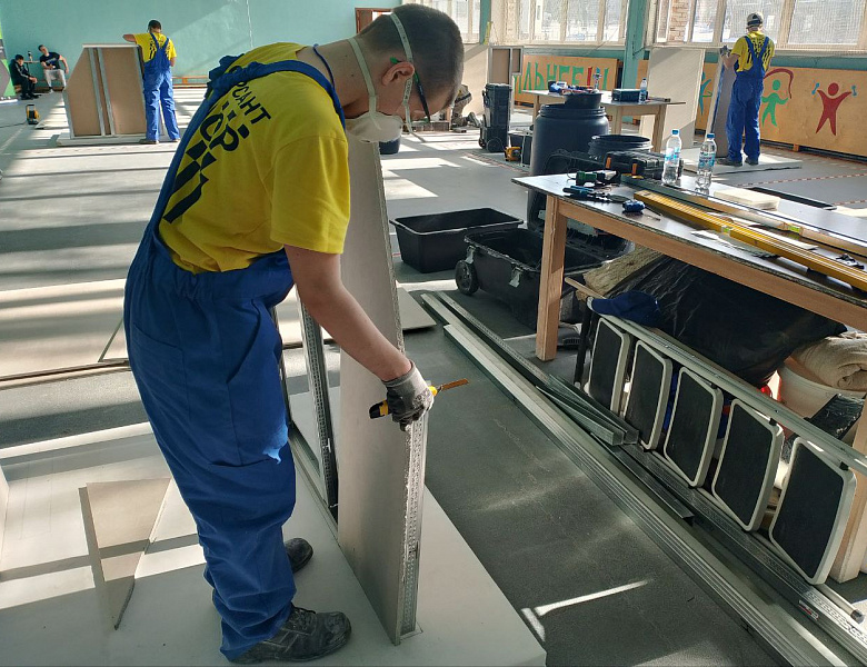 У юниоров по компетенциям «Сухое строительство и штукатурные работы», «Малярные и декоративные работы» первый, основной соревновательный день