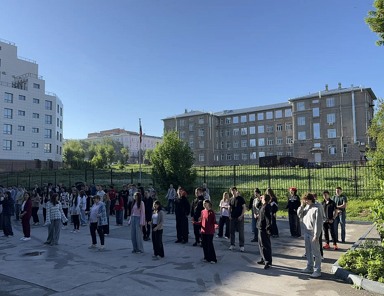 Студенты и амбассадоры «Профессионалитета» зарядили позитивом начало лета на праздничной флешмоб-зарядке