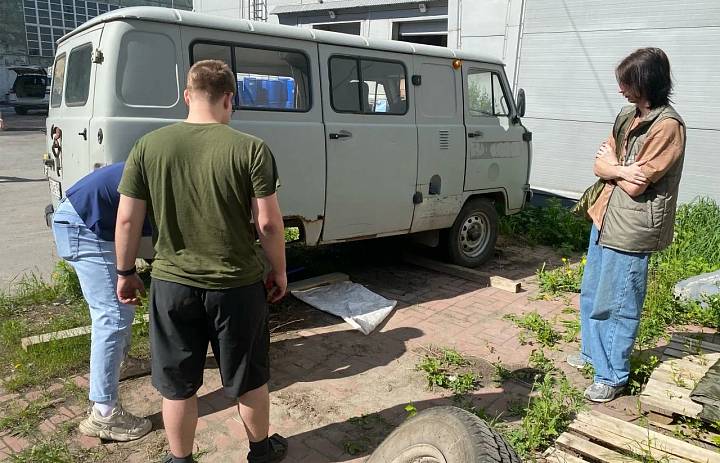 Волонтёры активно принимали участие в подготовки автомобилей "буханок" для нужд СВО