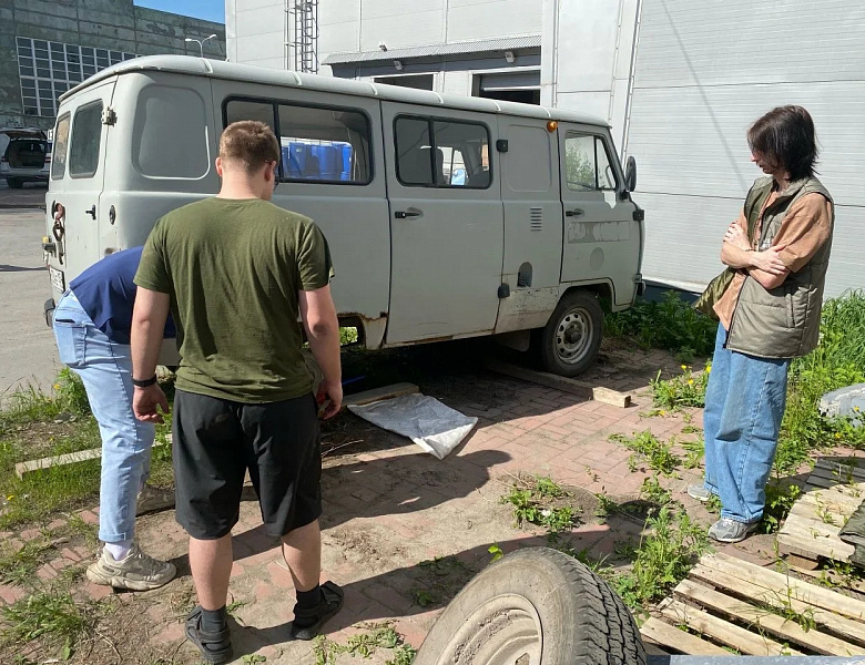Волонтёры активно принимали участие в подготовки автомобилей "буханок" для нужд СВО