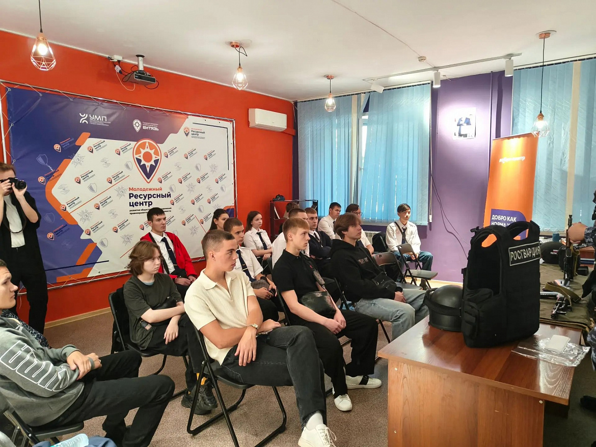 Будущие строители знакомятся с профессией защитников: в рамках проекта «Военная кафедра» состоялась встреча студентов НАСК с правоохранителями.