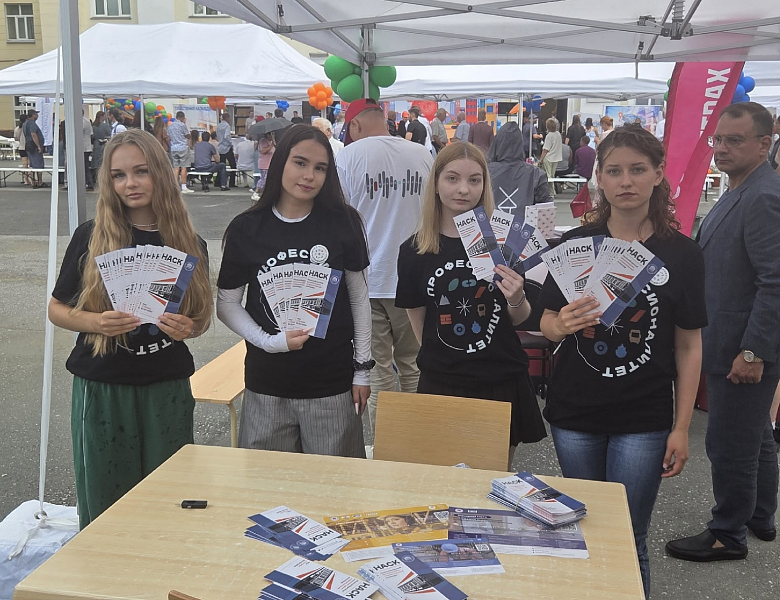 Амбассадоры «Профессионалитета» НАСК представили строительные специальности абитуриентам на Дне строителя в НГАСУ