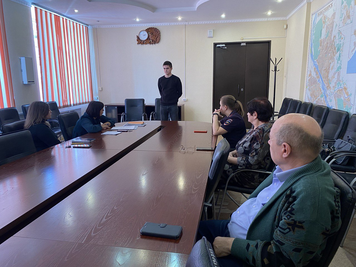 Совет профилактики правонарушений в присутствии инспектора по делам несовершеннолетних, майора полиции Медведевой О.Н.