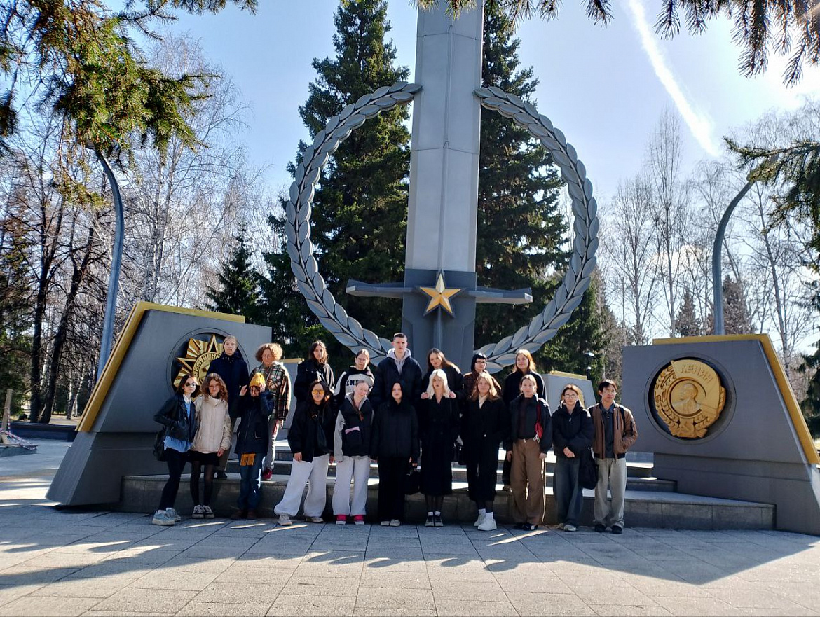 Студенты почтили память героев: экскурсия по Монументу Славы в преддверии 80-летия Победы