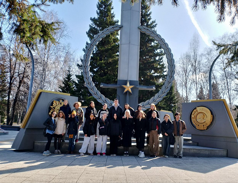 Студенты почтили память героев: экскурсия по Монументу Славы в преддверии 80-летия Победы
